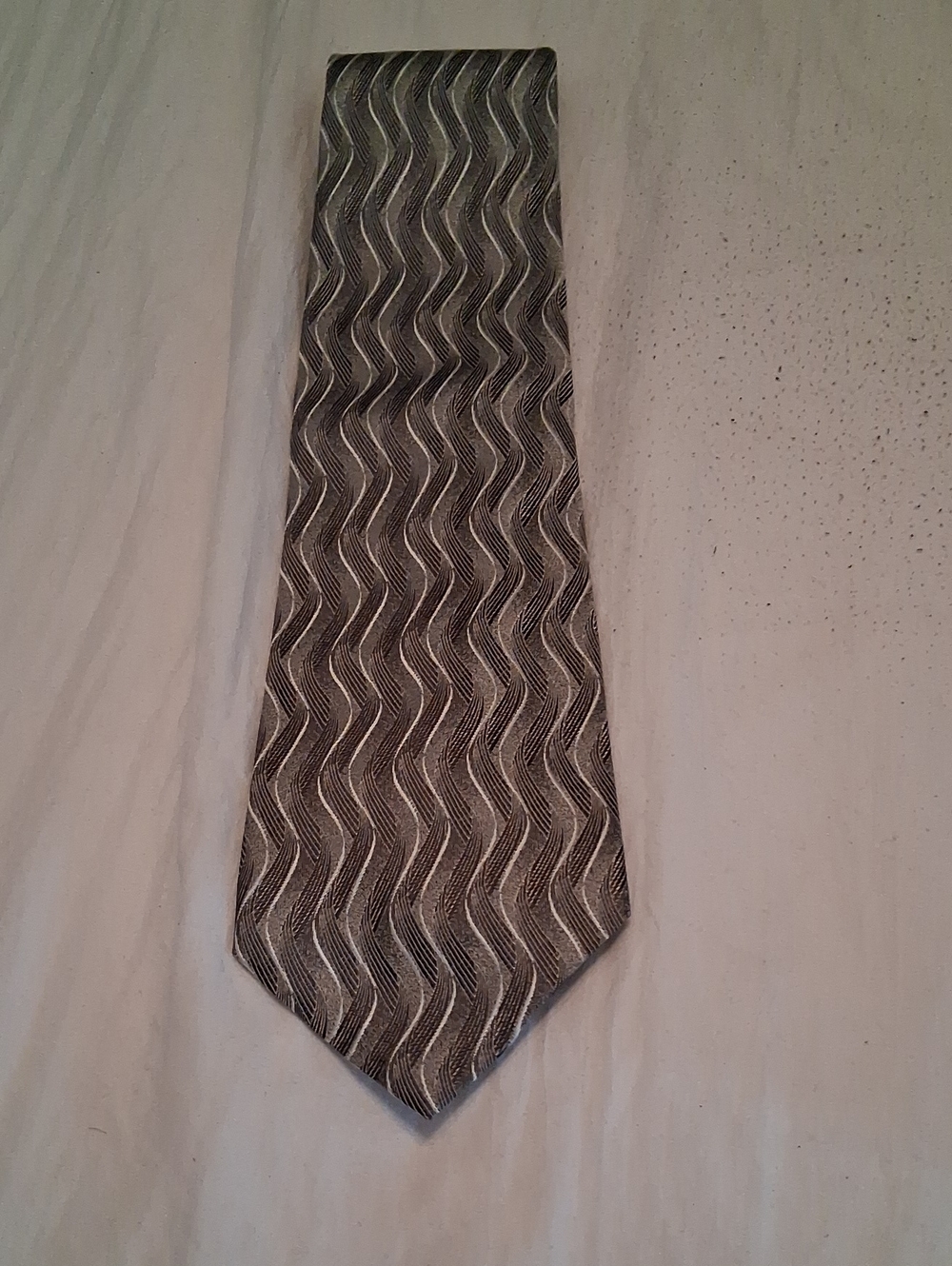 Vintage Nubio 100% silk Men's Silver Gray Wavy Pattern Tie. Elegant, Office